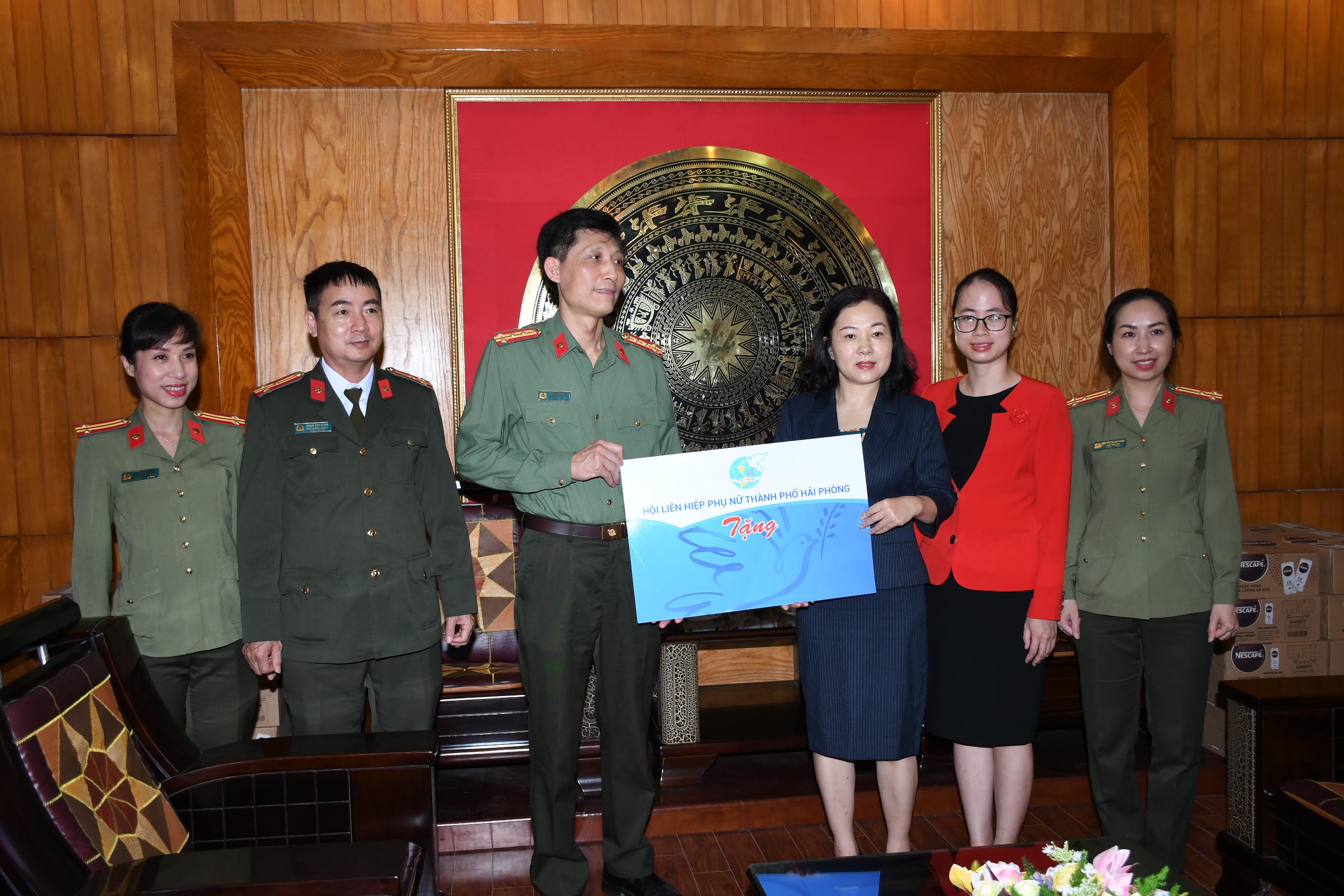 Hội LHPN thành phố tặng quà CBCS thực hiện đợt cao điểm cấp CCCD gắn chíp điện tử